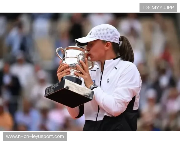 斯瓦泰克再度夺冠，女子网坛无可撼动，斯瓦泰克正手动作详解